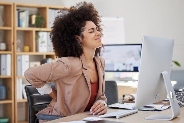 Dor nas costas e dor lombar. Qual a relação com a cadeira de escritório?