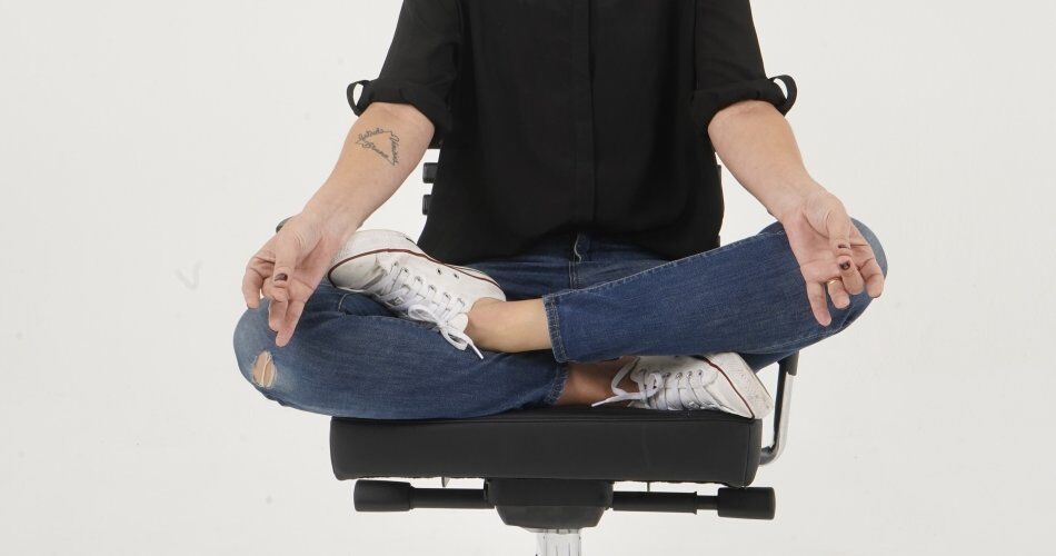 Sentar com as Pernas Cruzadas Prejudica a Coluna? Mitos e Verdades